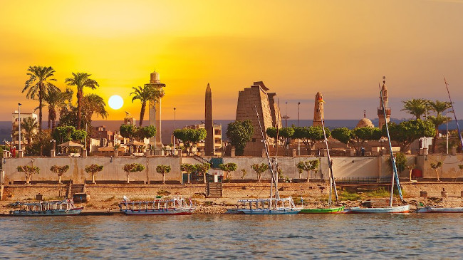 river nile with tempels at the background